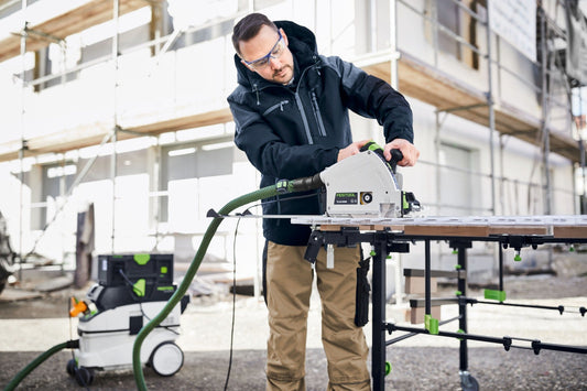 Festool Tauchsäge TS 60 KEBQ-Plus bei Schnittarbeit auf Werkstück mit Absauganlage auf Baustelle