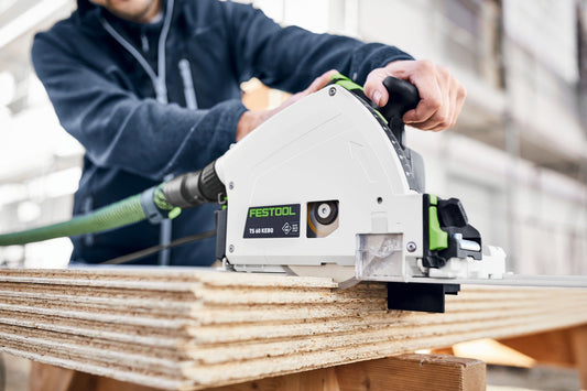 Festool TS 60 KEBO Kreissäge beim Sägen von Sperrholz, Ansicht von oben auf Sägeblatt und Führungsschiene