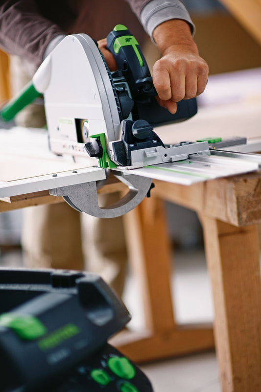Festool Tauchsäge TS 75 EBQ-Plus beim Tauchschnitt in Holz mit Führungsschiene, grün-schwarzes Design