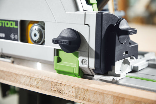 Festool Splitterschutz SP-TS 55 R an Tauchsäge montiert, Detailansicht schwarze Schutzvorrichtung auf Holzwerkstück