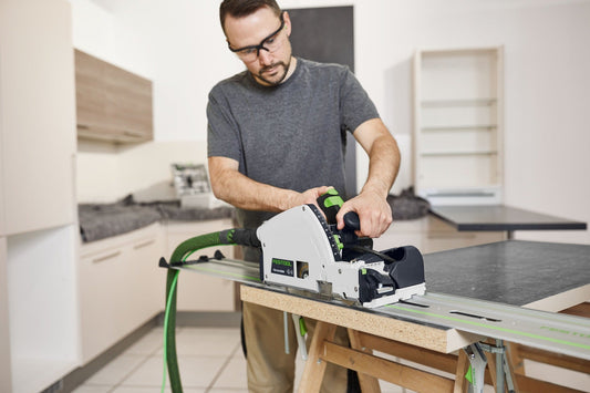 Festool TSV 60 KEBQ-Plus Tauchsäge im Einsatz auf Führungsschiene beim Schneiden von Sperrholz
