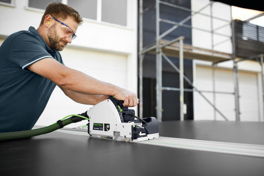 Festool TSV 60 KEBQ-Plus Vorritzer-Tauchsäge im Einsatz mit Führungsschiene auf Werkstück