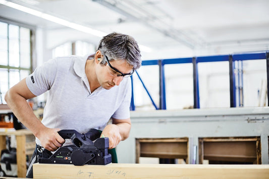 Festool Hobel HL 850 EB-Plus bei Hobel-Anwendung auf Holzwerkstück in Werkstatt
