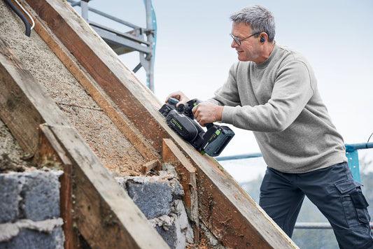 Festool Akku-Hobel HLC 82 EB-Basic im Einsatz beim Hobeln einer Holzkante auf der Baustelle