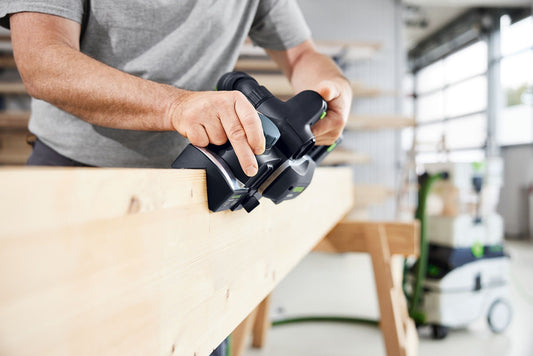 Festool HLC 82 EB Akku-Hobel bei Hobelarbeit auf Holzwerkstück, 82mm Hobelbreite in Anwendung