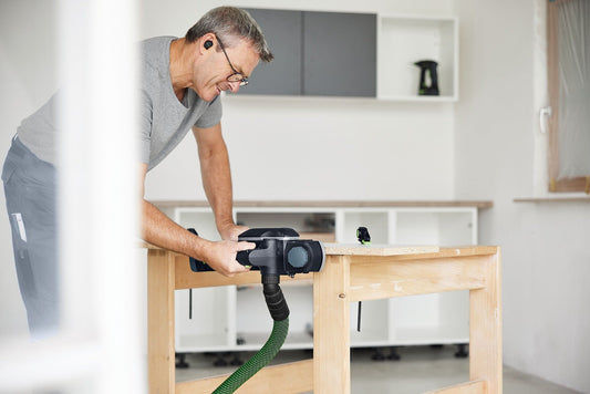 Festool HLC 82 EB Akku-Hobel bei der Anwendung auf Holzwerkstück mit Absaugschlauch