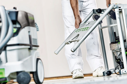 Festool CS 50 Tischkreissäge mit montierter Sägeblattgarage SGA, Handgriff sichtbar, Arbeitsposition auf Baustelle