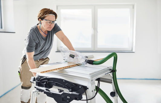Festool Absaug-Set AB-AS CS/TKS mit grünem Saugschlauch an Tischkreissäge bei Holzbearbeitung