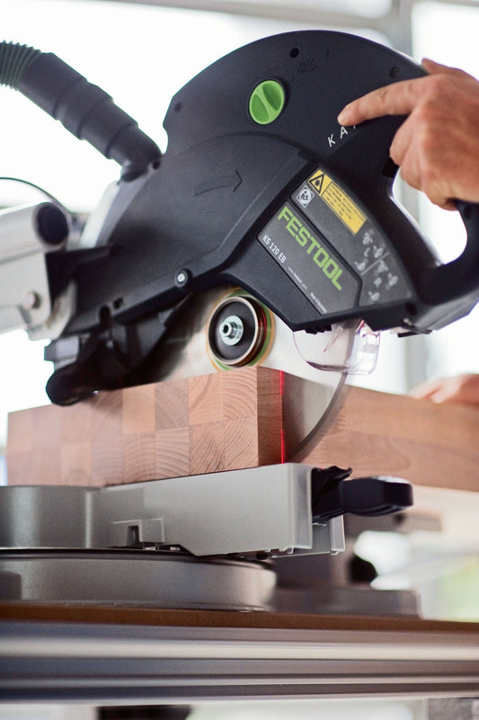 Festool KAPEX KS 120 REB Kapp-Zugsäge beim Sägen von Holzwerkstück mit Doppellaser-Schnittmarkierung