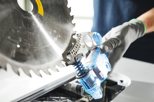Festool Patrone KT-TKS 80 mit SawStop-AIM-Technologie wird in Tischkreissäge eingebaut, Detailansicht Auslösemechanismus.