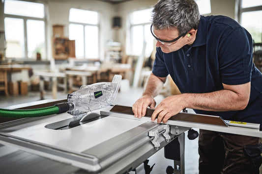 Festool Kreissägeblatt ALUMINIUM/PLASTICS HW in Anwendung beim Zuschnitt von Kunststoffplatte an Tischkreissäge