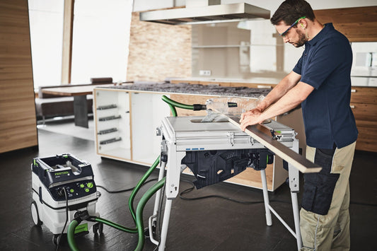 Festool Tischkreissäge TKS 80 EBS mit Absauganlage beim Schneiden von Holzwerkstück in Küche