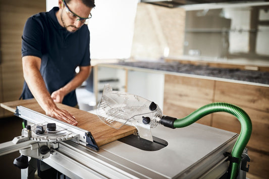 Festool Tischkreissäge TKS 80 EBS beim Sägen von Holz mit grünem Absaugschlauch und SawStop-Technologie