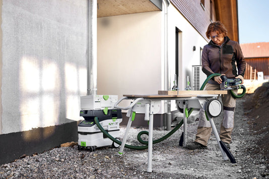 Festool CARVEX PSC 420 EB Akku-Pendelstichsäge auf Werkbank mit Absauganlage und Zubehör beim Einsatz