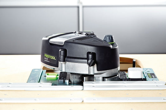 Festool CONTURO KA 65-Plus Kantenanleimer mit Patronenleimsystem auf Arbeitstisch montiert, Frontansicht