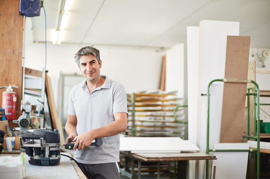 Festool Kantenanleimer CONTURO KA 65-Plus in Werkstatt, Handgriff und Bedienelemente sichtbar