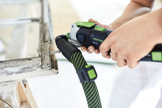 Festool VECTURO OSC 18 Akku-Oszillierer bei Eintauchschnitt an Holzrahmen in Anwendung
