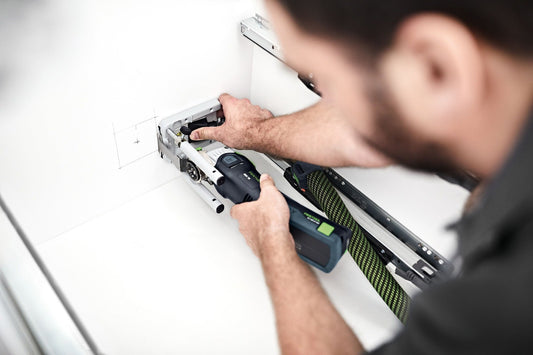 Festool OSC-AH Ansetzhilfe bei Eintauchschnitt an weißer Wand mit Akku-Oszillierer und integrierter Absauganlage