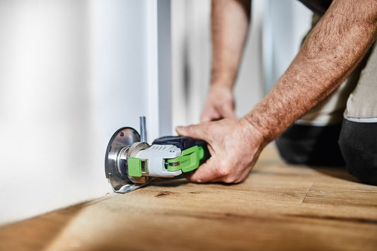 Festool Elektroschleifsäge mit Holz-Sägeblatt beim Sägen von Holzwerkstoffen, Anwendungsbeispiel