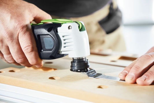 Festool Holz-Sägeblatt in Anwendung beim Tauchschnitt in Holzwerkstoff mit Starlock-System