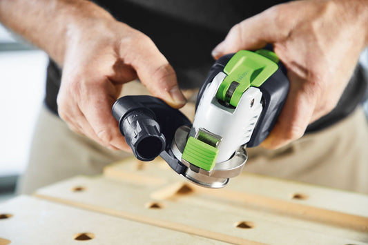 Festool Absaugvorrichtung OSC-AV in Anwendung beim Sägen mit Akku-Oszillierer auf Holz