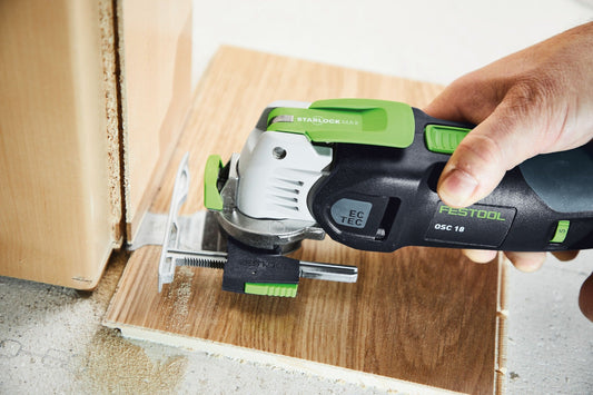 Festool OSC 18 Akku-Oszillierer mit Zubehör-Set bei Eintauchschnitt in Holz, grüner Griff und STARLOCK MAX Aufnahme