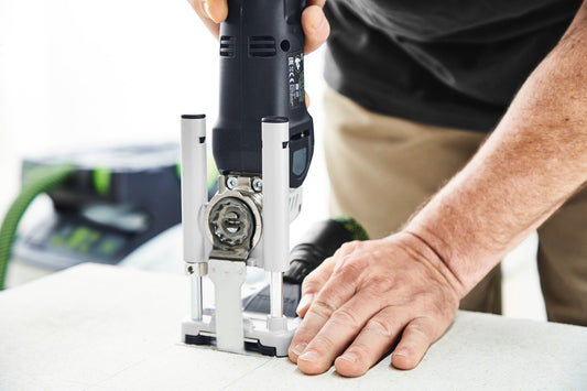 Festool VECTURO OSC 18 E Akku-Oszillierer mit StarlockMax Werkzeugaufnahme in Anwendung beim Eintauchschnitt