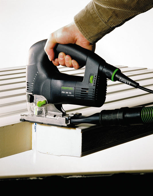 Festool Pendelstichsäge TRION PSB 300 EQ-Plus beim Schneiden von Holz mit Sägeblattführung
