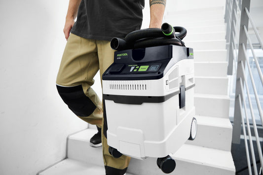 Festool Absaugmobil CLEANTEC CT 25 mit Saugschläuchen auf Treppe, mobil einsatzbereit