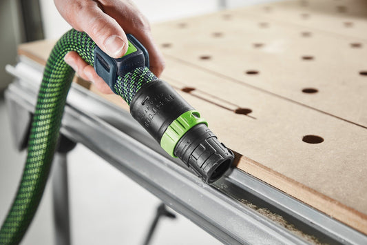 Festool CT-F I Fernbedienung mit grünem Befestigungsband am Saugschlauch über Holzwerkstatt-Absauganlage