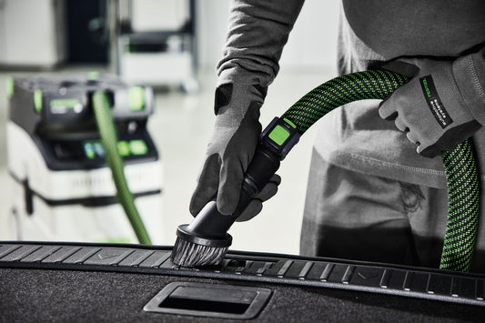 Festool Saugpinsel D 36 SP Anwendung beim Reinigen mit Saugschlauch und Bürste an Oberfläche