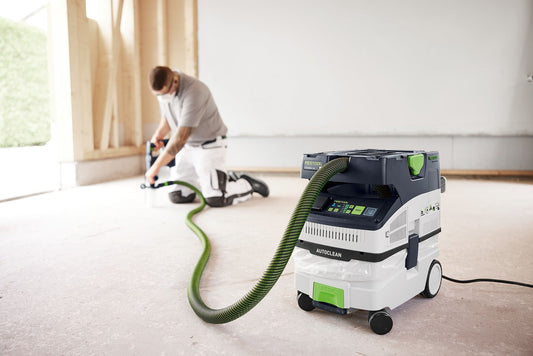 Festool CLEANTEC CTH MIDI I AC Absaugmobil mit Schlauch bei Schleifarbeiten auf Baustelle