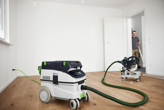 Festool Absaugmobil CLEANTEC CTL 26 EI-FLR mit grünem PUR-Kabel in Innenraum mit Holzboden, Anwendungsbeispiel.