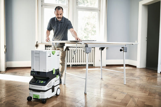 Festool CTL MINI I Absaugmobil mit Hochleistungsturbine beim Einsatz an Arbeitstisch in Werkstatt