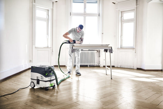 Festool CLEANTEC CTL MINI I Absaugmobil beim Schleifen mit Schleiftisch, Saugschlauch und Staubabsaugung.