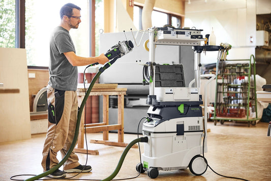 Festool CLEANTEC CTM 48 EI AC Absaugmobil mit Schleifanlage im Einsatz in Werkstatt mit Handwerkzeug angeschlossen