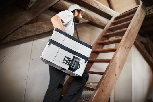 Festool CLEANTEC CTMC SYS I-Basic Akku-Absaugmobil im Systainerformat, von Handwerker auf Treppe getragen