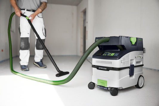 Festool CTM MIDI I AC AUTOCLEAN Absaugmobil mit Schlauch in Anwendung beim Staubabsaugen im Innenraum