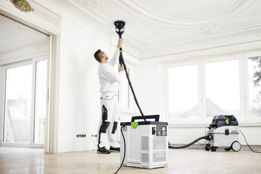 Festool SYS-AIR H Luftreiniger im Einsatz bei Deckenbearbeitung mit Absauganlage in heller Werkstatt