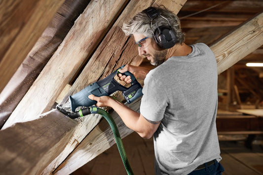 Festool RSC 18 EB-Basic Akku-Säbelsäge beim Sägen an Holzbalken im Rückbau, mit LED-Arbeitsbeleuchtung