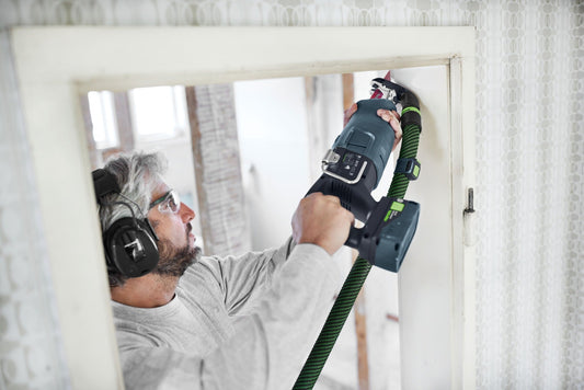 Festool RSC-AV Absaugvorrichtung montiert an Akku-Säbelsäge RSC 18 bei staubfreiem Schneiden an Gipskartonwand