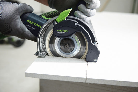 Festool DSC-AG 125 FH Trennsystem beim Schneiden von Gasbeton mit offener Absaughaube und Freihandbedienung