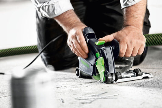 Festool DSC-AG 125-Plus Diamant Trennsystem bei Anwendung auf Betonoberfläche mit Führungstisch