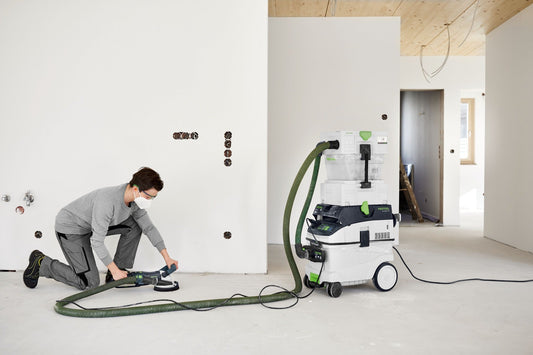 Festool CLEANTEC CTM 36 EI Absaugmobil mit Schleifer in praktischer Anwendung auf Baustelle