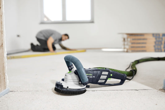 Festool RENOFIX RG 130 ECI Sanierungsschleifer mit Diamantscheibe bei Untergrundvorbereitung auf Betonboden in Baustelle