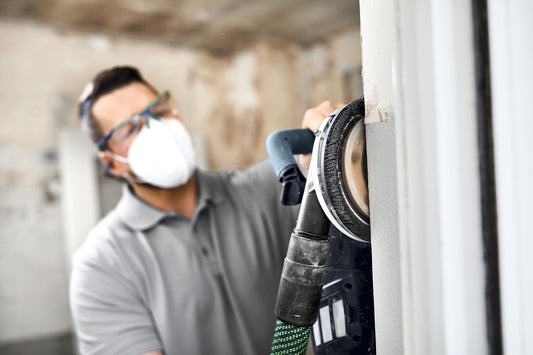 Festool Diamantscheibe mit Diamantsegmenten bei der Anwendung an Wand während Sanierungsarbeit mit Schutzausrüstung