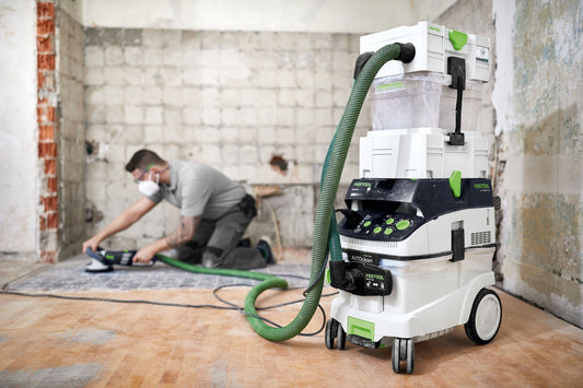 Festool Sanierungsschleifer RENOFIX RG 130 ECI-Plus mit Absauganlage beim Schleifen von Betonuntergrund in Baustelle