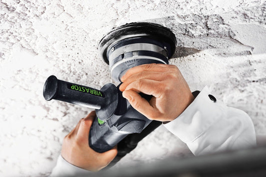 Festool Diamantscheibe mit Diamantsegmenten beim Wechsel in Sanierungsschleifer RG-Serie, Hände halten Schleifteller an