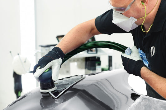 Festool Druckluft-Exzenterschleifer LEX 3 77/2,5 bei Anwendung auf Lackoberfläche mit Schleifteller und Absauganlage