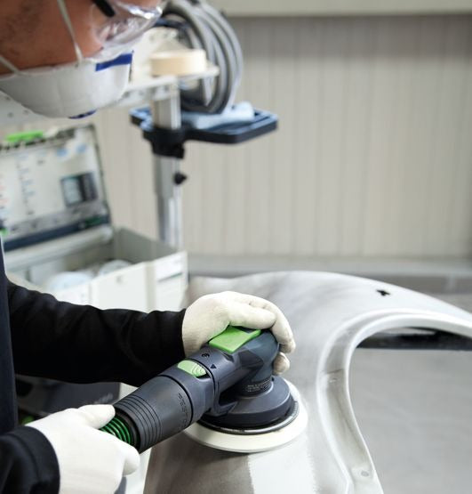 Festool LEX 3 150/5 Druckluft-Exzenterschleifer in Anwendung beim Schleifen mit 150mm Schleifteller